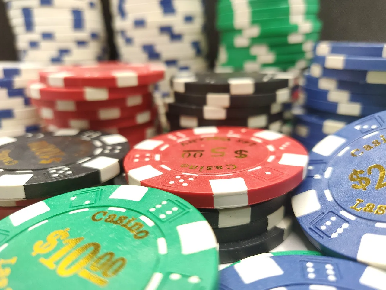 Fichas de casino coloridas apiladas en mesa