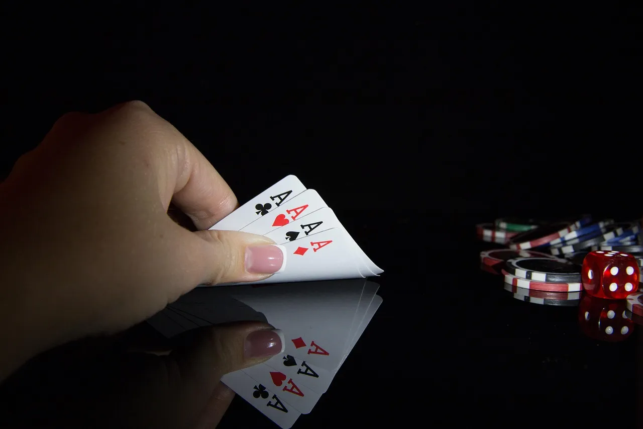 Fila de tragamonedas en casino moderno